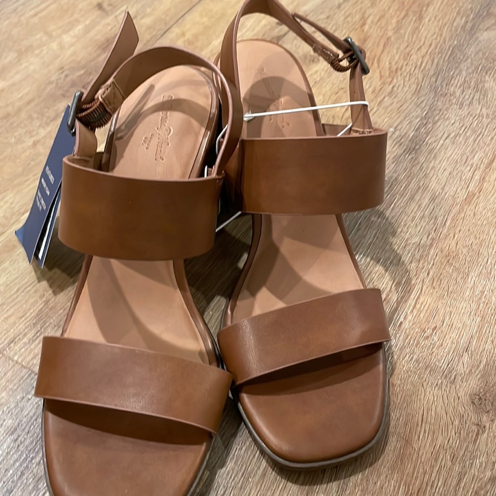 Never been worn universal thread shoes